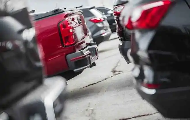 auto-parkplatz parkende Autos